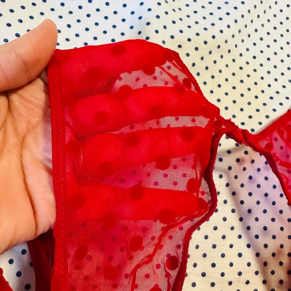 Victoria’s Secret push up bra with net and velvet details - Picture 2 of 6